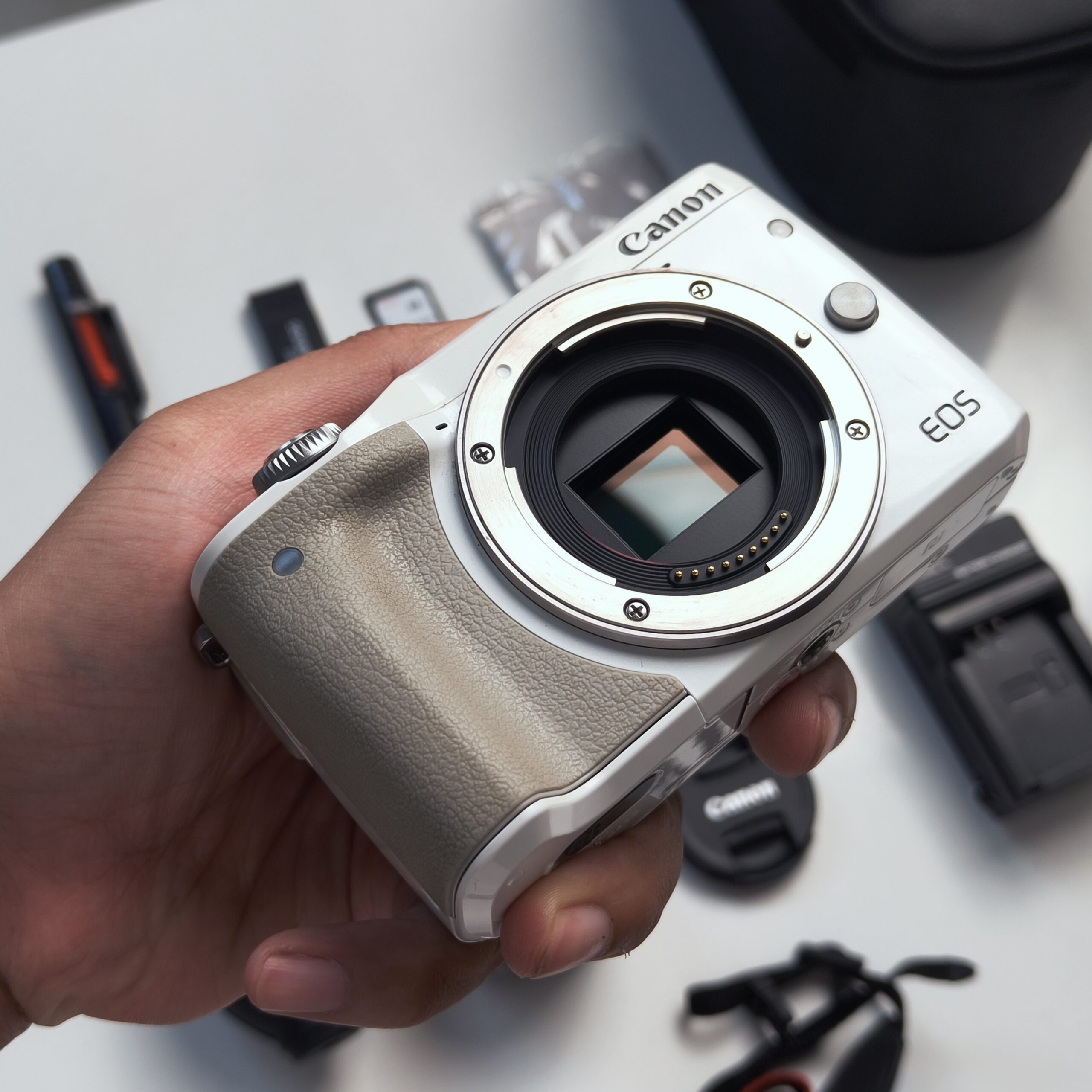 Canon M3 màu trắng kèm kit full phụ kiện mới 99%