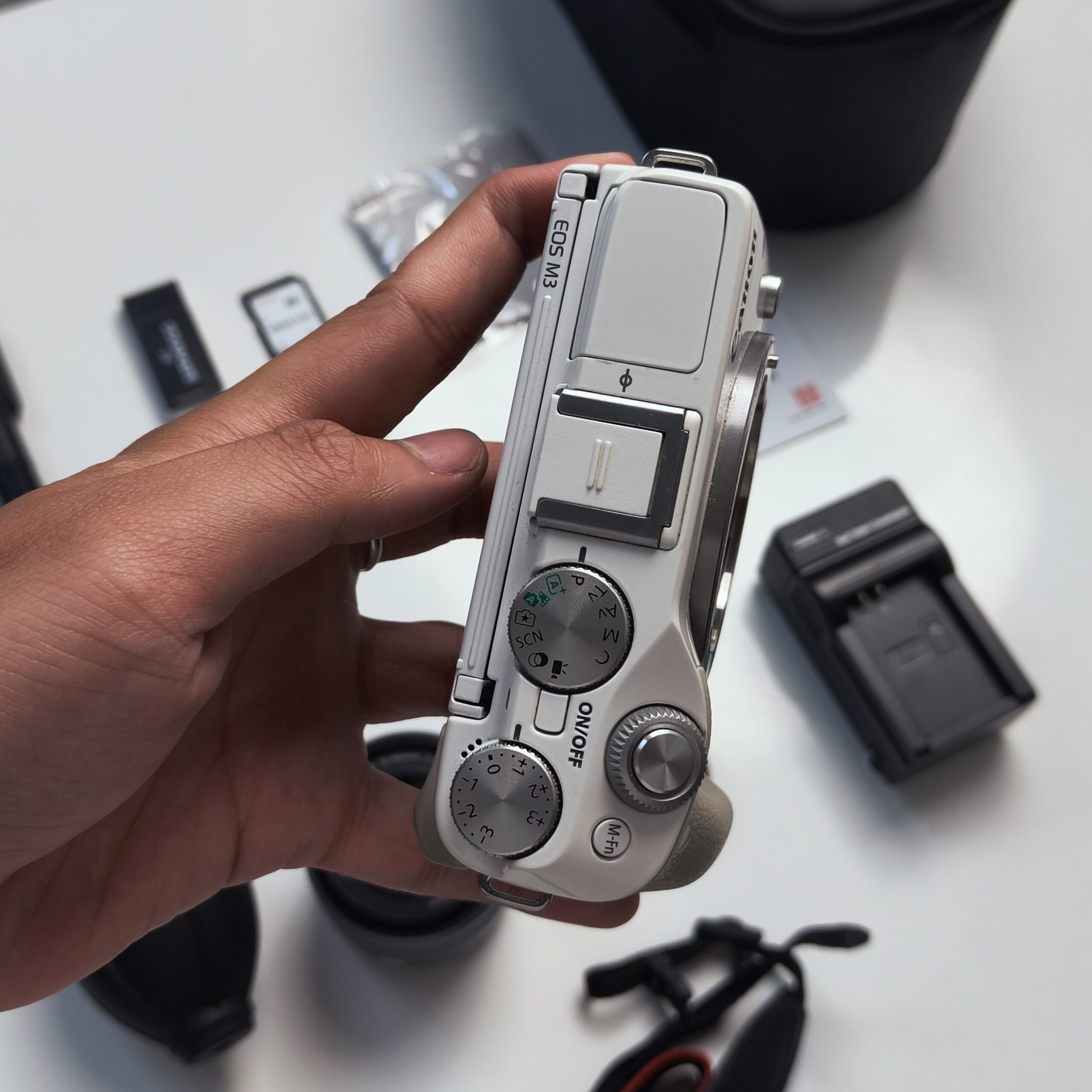 Canon M3 màu trắng kèm kit full phụ kiện mới 99% - Ảnh 3