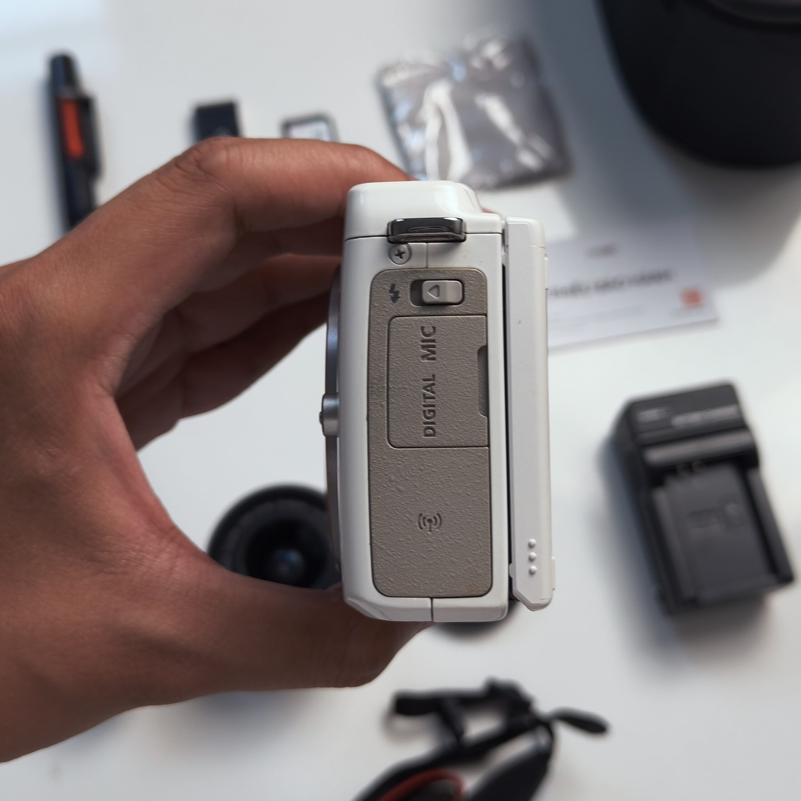 Canon M3 màu trắng kèm kit full phụ kiện mới 99% - Ảnh 6