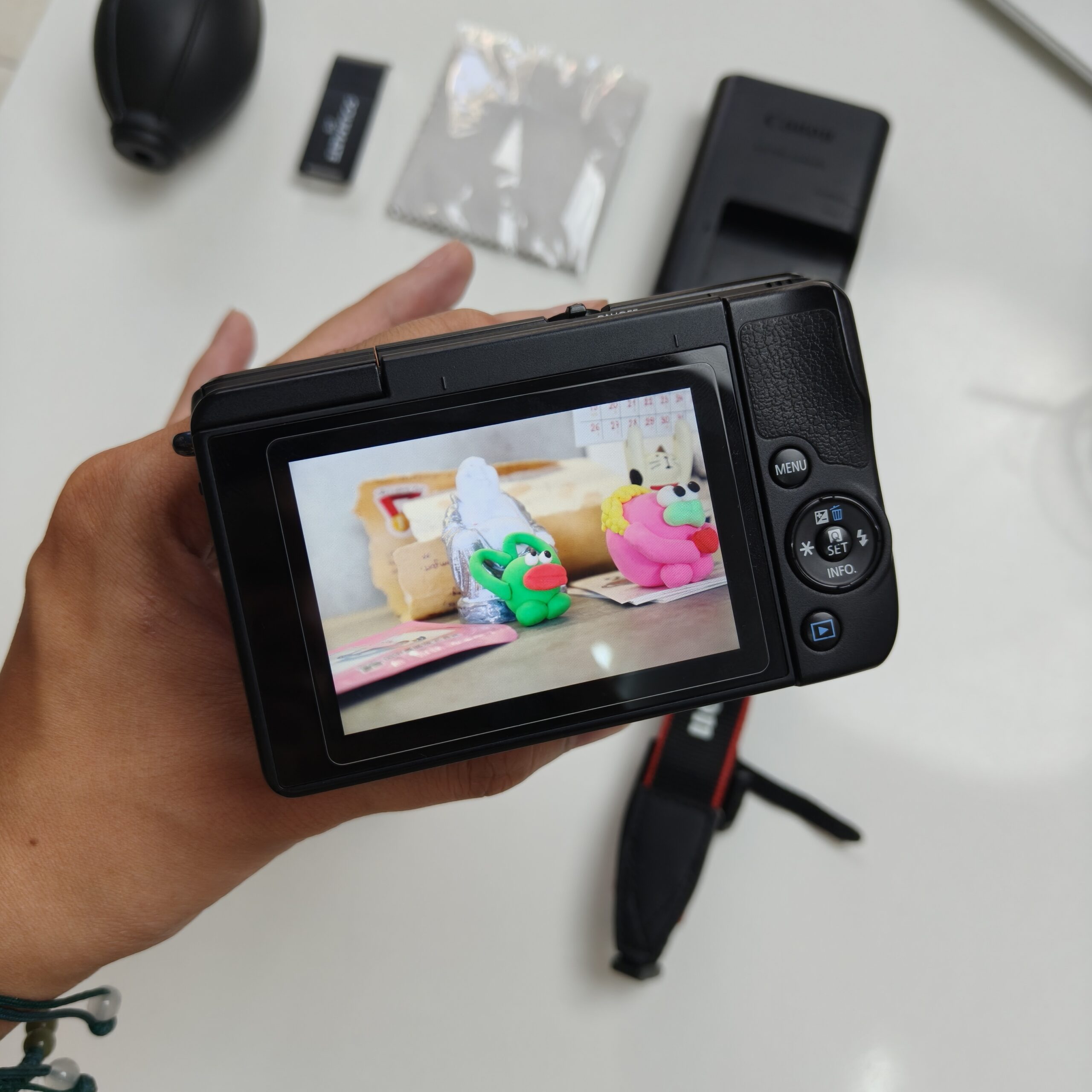 Canon M10 đen, kèm bộ quà tặng - Ảnh 2